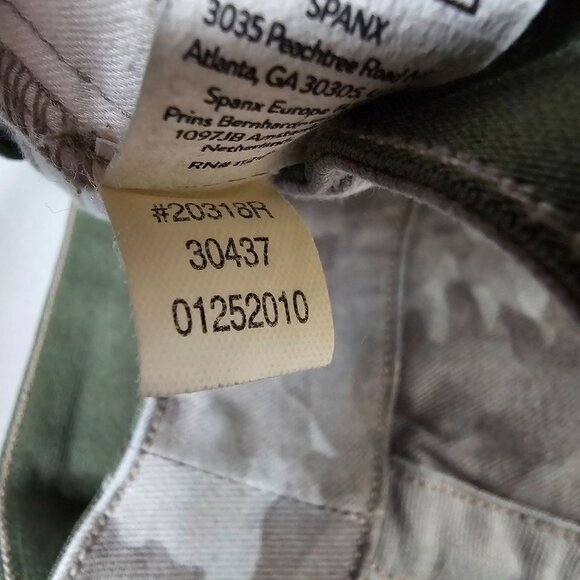 Spanx Size S Green Camo Stretch Twill Shorts 4" Inseam Slimming Tummy Control - Picture 7 of 8